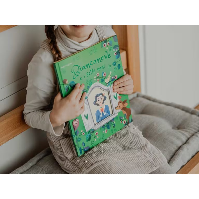 Bambina con il libro fiabe bambini Biancaneve e i sette nani