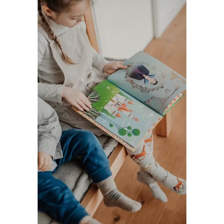Bambina che legge, libro fiabe bambini Biancaneve e i sette nani